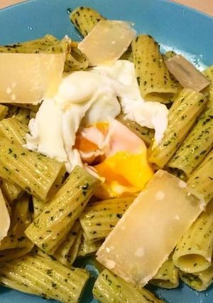 Une photo de Pâtes au pesto et œuf poché