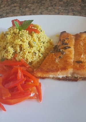 Una foto de Salmón con couz couz al azafrán y morrón. #delantaldorado