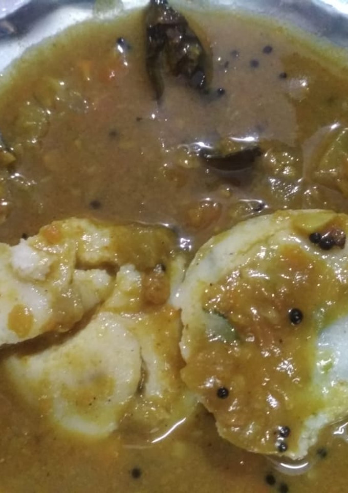 A picture of Idli sambhar.
