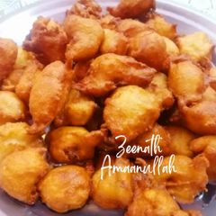 A picture of Luqaimat/Traditional Arabic Sweet Dumplings.