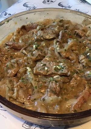 Une photo de Bœuf aux oignons de roscoff sauce aux champignons