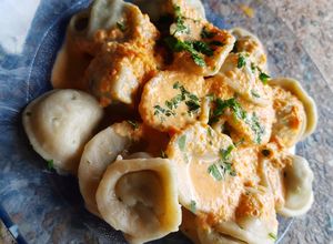 Una foto de Capelletti de verdura y pollo con salsa de pimiento