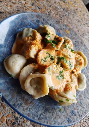 Una foto de Capelletti de verdura y pollo con salsa de pimiento