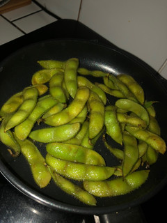 Una foto de Edamame picante