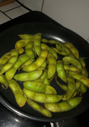 Una foto de Edamame picante