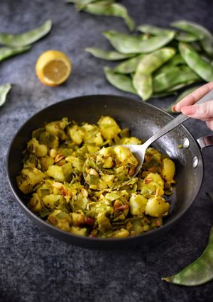 A picture of Broad Beans and Potato Curry.