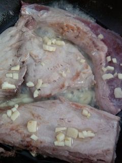 Una foto de Bonito con ajo y limón