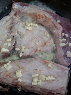 Una foto de Bonito con ajo y limón