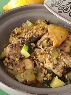 Una foto de Tajine de pollo con limón confitado - al estilo marroquí-
