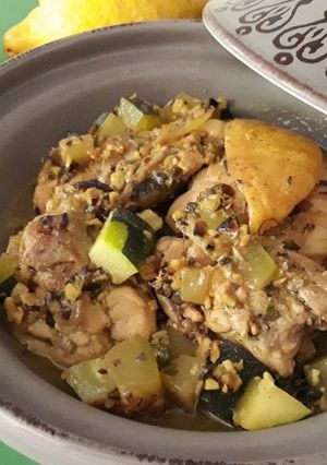 Una foto de Tajine de pollo con limón confitado - al estilo marroquí-