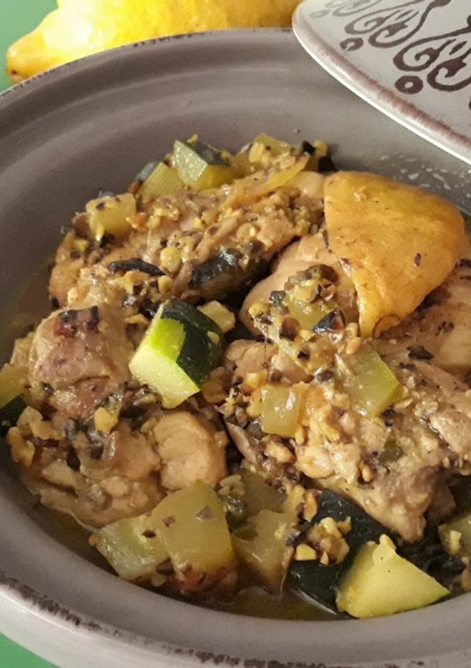 Una foto de Tajine de pollo con limón confitado - al estilo marroquí-