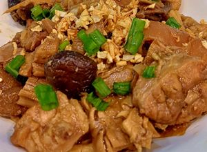 Hình của món Thịt bắp giò kho măng, nấm hương.