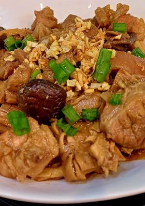 Hình của món Thịt bắp giò kho măng, nấm hương.