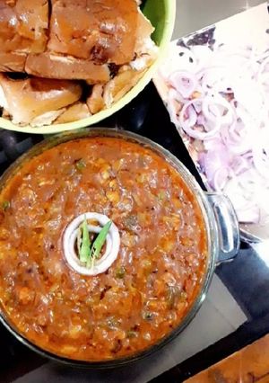 A picture of Pav bhaji mumbai style.