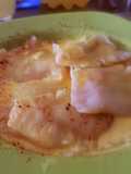 Raviolones de merluza y Kanikama, con crema de azafrán