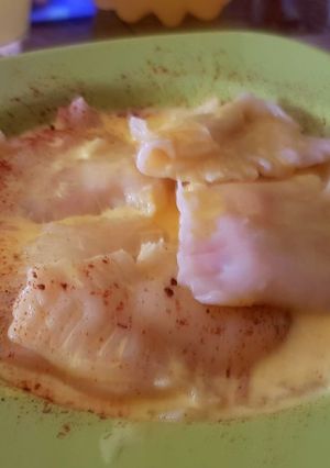Una foto de Raviolones de merluza y Kanikama, con crema de azafrán