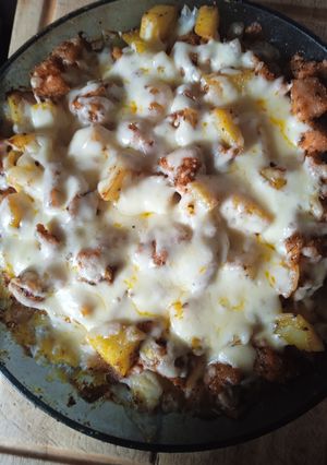 Una foto de Carne con papas, cebolla y muzarella al horno