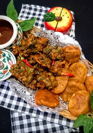 A picture of Aloo pakoray Spring Onion pakoray..