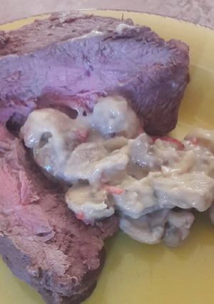 Una foto de Carne al horno con salsa de Champiñones
