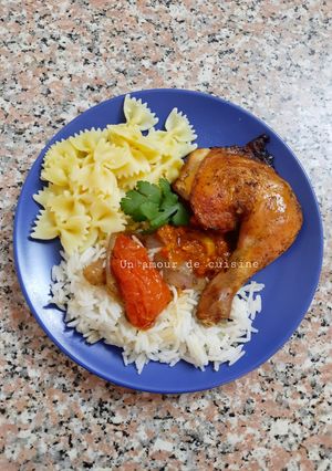 Une photo de Poulet rôti aux légumes accompagné de riz basmati au beurre et de farfalles au beurre 🍴