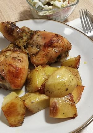 Fűszervajas csirkecombok velesült burgonyával recept fotója