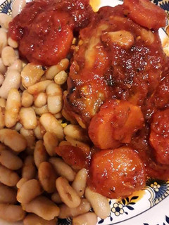 Una foto de Frijoles con guiso de pollo