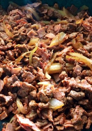 Una foto de Milanesas en su jugo con chorizo y jamón
