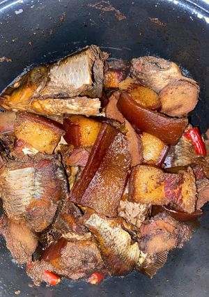 A picture of Braised Freshwater Fish in a Rice Cooker.