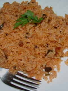 Una foto de Arroz con jurel y salsa de tomate 🍅