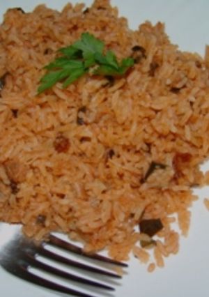 Una foto de Arroz con jurel y salsa de tomate 🍅