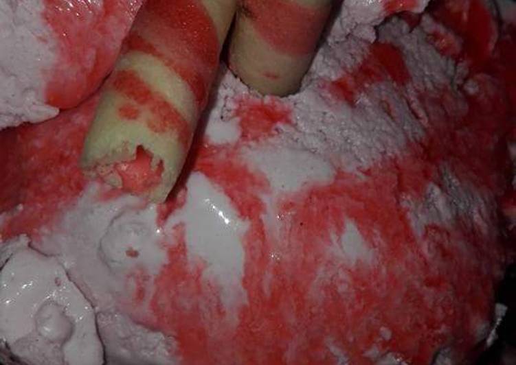 Crunchy strawberries ice-cream