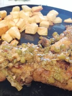 Una foto de Merluza en salsa, con trigueros guisantes y gambitas
