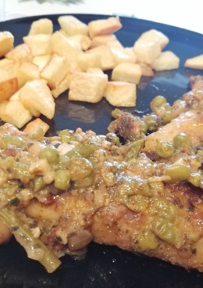 Una foto de Merluza en salsa, con trigueros guisantes y gambitas