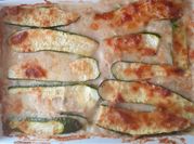 Una foto di lasagna con zucchine