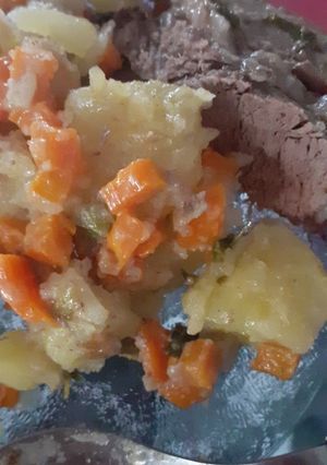 Una foto de Carne al horno con verduras y crema