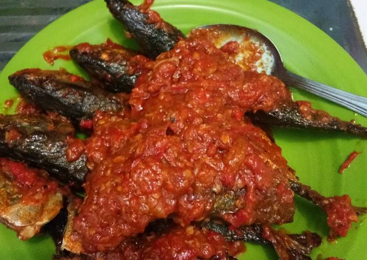 Bagaimana Menyiapkan Ikan kembung goreng sambal pedes manis Anti Gagal