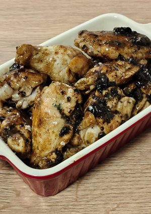 Una foto de Alitas al vino blanco con ajo negro y estragón