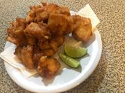 Una foto de pollo frito con maizena sin harina
