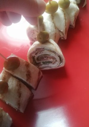 Zdjęcie przepisu Roladki z tortilli z szynką parmeńską.