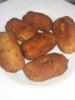 Una foto de Croquetas de pollo asado y quesitos