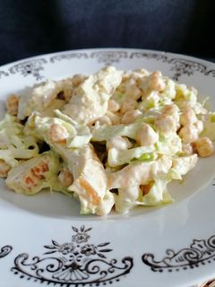 Una foto de Ensalada de garbanzos con pollo