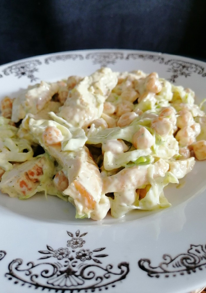 Una foto de Ensalada de garbanzos con pollo