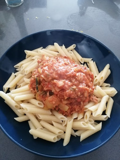 Una foto de Macarrones de atún y calabacín