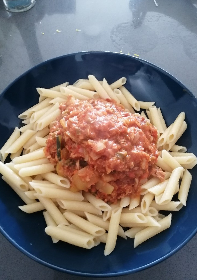 Una foto de Macarrones de atún y calabacín
