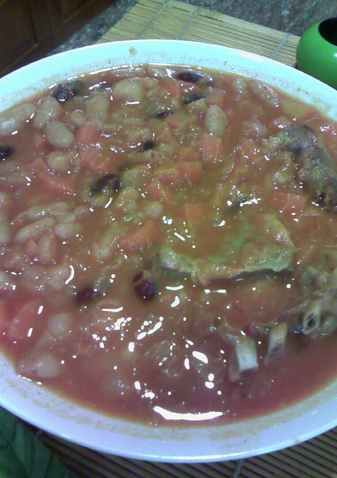 Una foto de Alubias estofadas con cecina de chivo