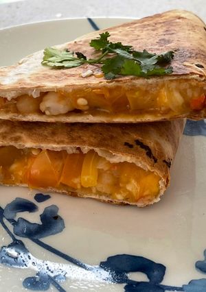 รูปของ Calimex style Prawn or chicken quesadilla เคซะทีย่า กุ้ง หรือไก่