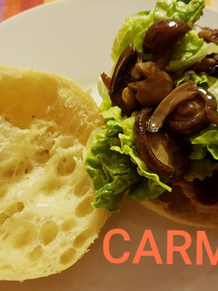 Una foto de Hamburguesa casera con setas y lechuga