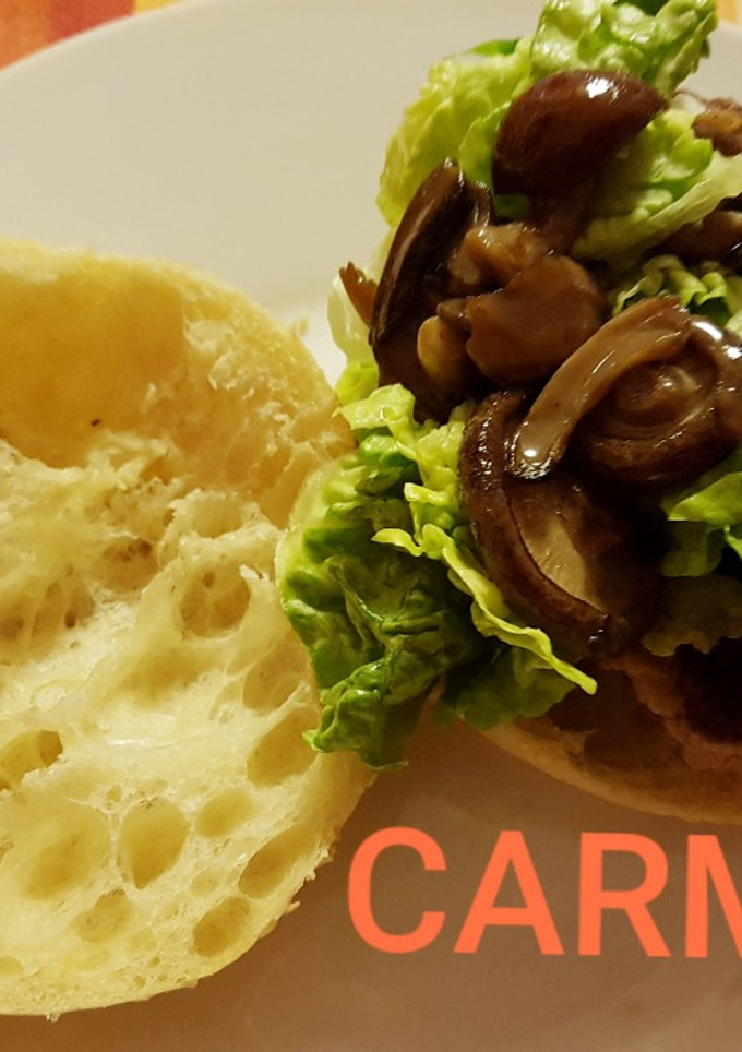 Una foto de Hamburguesa casera con setas y lechuga
