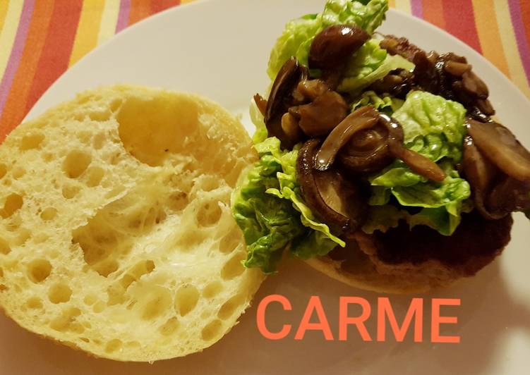 Hamburguesa casera con setas y lechuga