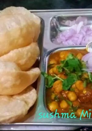 A picture of Dhaba-Style Chole Puri.